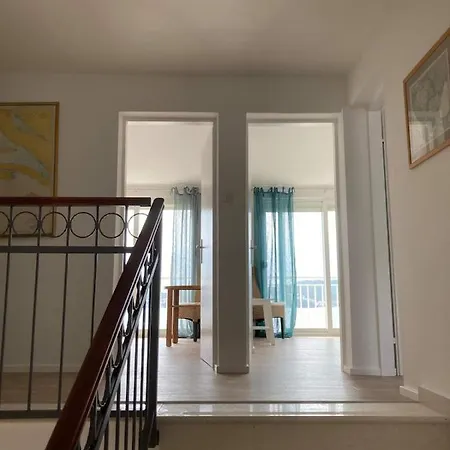 Spacious Seaside House Nyaraló